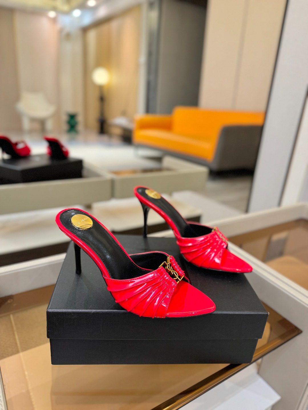 YSL「SAINT LAURENT*」 夏季新品 尖头优雅大气高跟拖鞋 —————————— 尖头设计拉长腿部线条, YSL「SAINT LAURENT*」 夏季新品 尖头优雅大气高跟拖鞋 —————————— 尖头设计拉长腿部线条,
