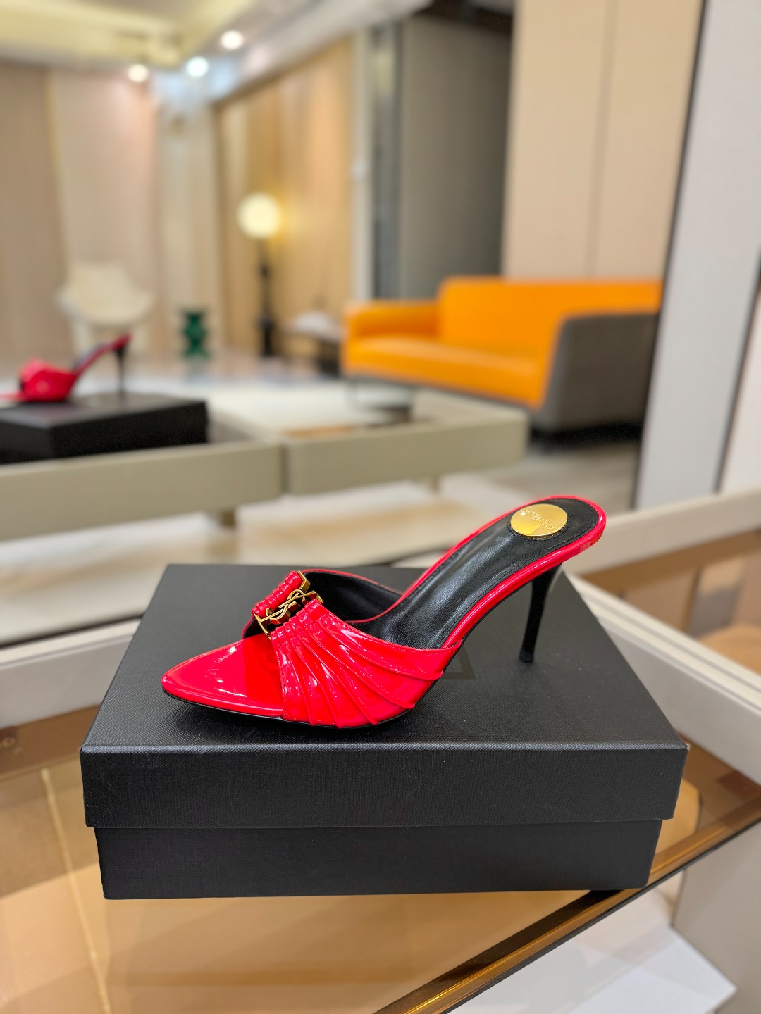 YSL「SAINT LAURENT*」  夏季新品 尖头优雅大气高跟拖鞋 ——————————  尖头设计拉长腿部线条，