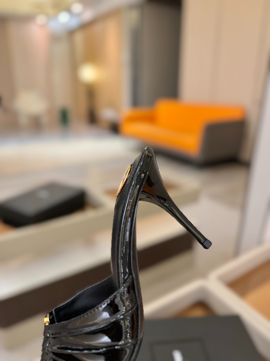 YSL「SAINT LAURENT*」 夏季新品 尖头优雅大气高跟拖鞋 —————————— 尖头设计拉长腿部线条, YSL「SAINT LAURENT*」 夏季新品 尖头优雅大气高跟拖鞋 —————————— 尖头设计拉长腿部线条,