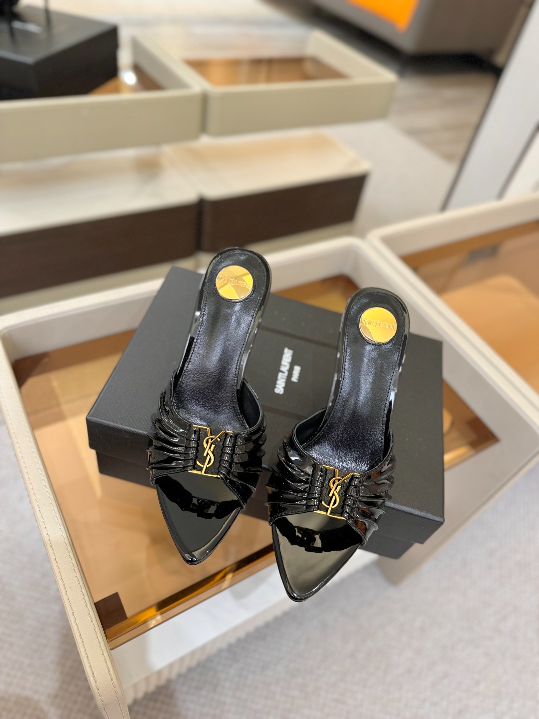YSL「SAINT LAURENT*」 夏季新品 尖头优雅大气高跟拖鞋 —————————— 尖头设计拉长腿部线条, YSL「SAINT LAURENT*」 夏季新品 尖头优雅大气高跟拖鞋 —————————— 尖头设计拉长腿部线条,