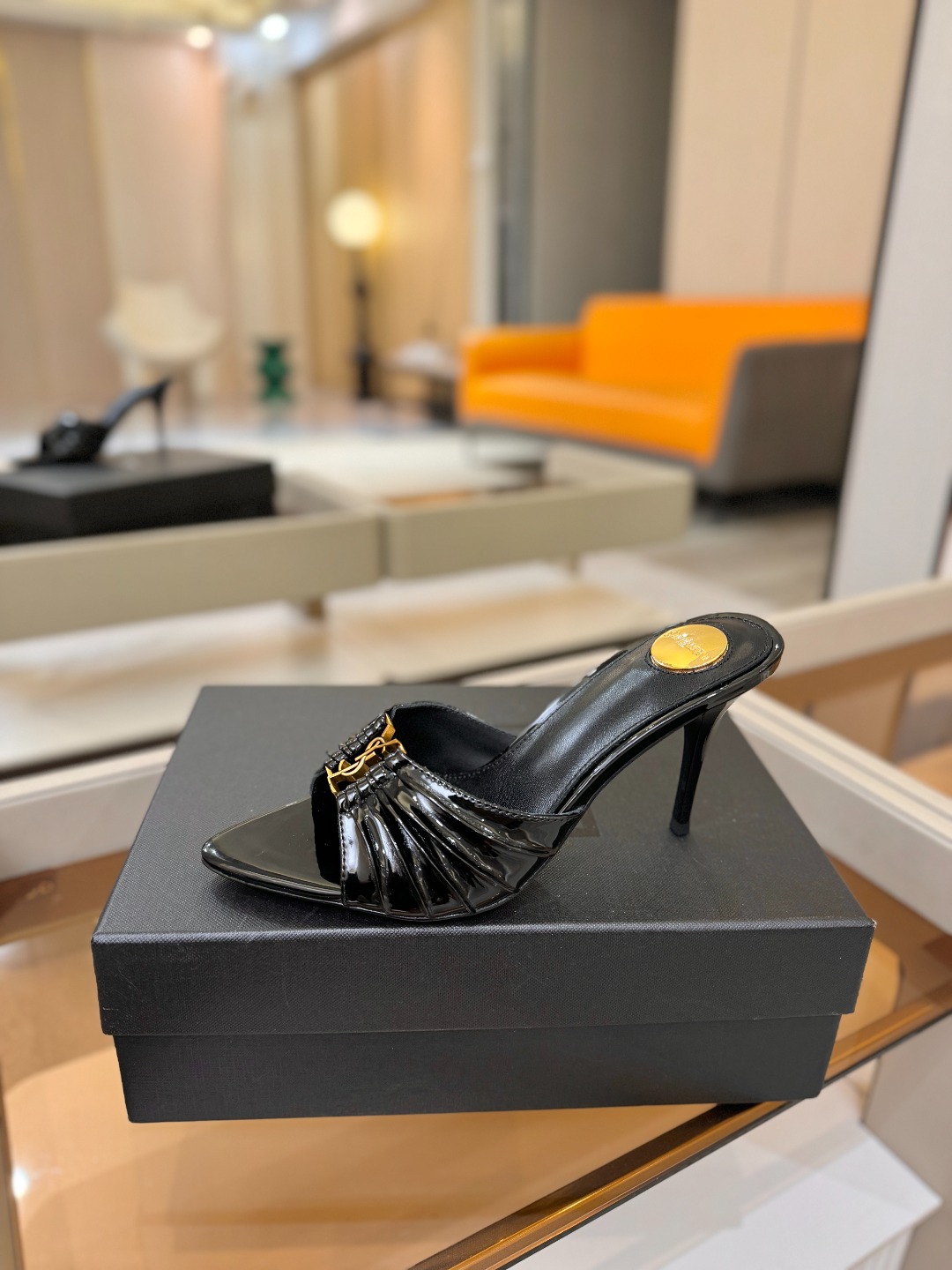 YSL「SAINT LAURENT*」  夏季新品 尖头优雅大气高跟拖鞋 ——————————  尖头设计拉长腿部线条，