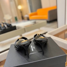 YSL「SAINT LAURENT*」 夏季新品 尖头优雅大气高跟拖鞋 —————————— 尖头设计拉长腿部线条, YSL「SAINT LAURENT*」 夏季新品 尖头优雅大气高跟拖鞋 —————————— 尖头设计拉长腿部线条,