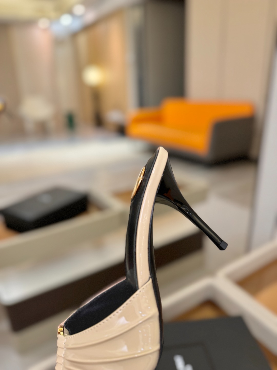 YSL「SAINT LAURENT*」 夏季新品 尖头优雅大气高跟拖鞋 —————————— 尖头设计拉长腿部线条, YSL「SAINT LAURENT*」 夏季新品 尖头优雅大气高跟拖鞋 —————————— 尖头设计拉长腿部线条,
