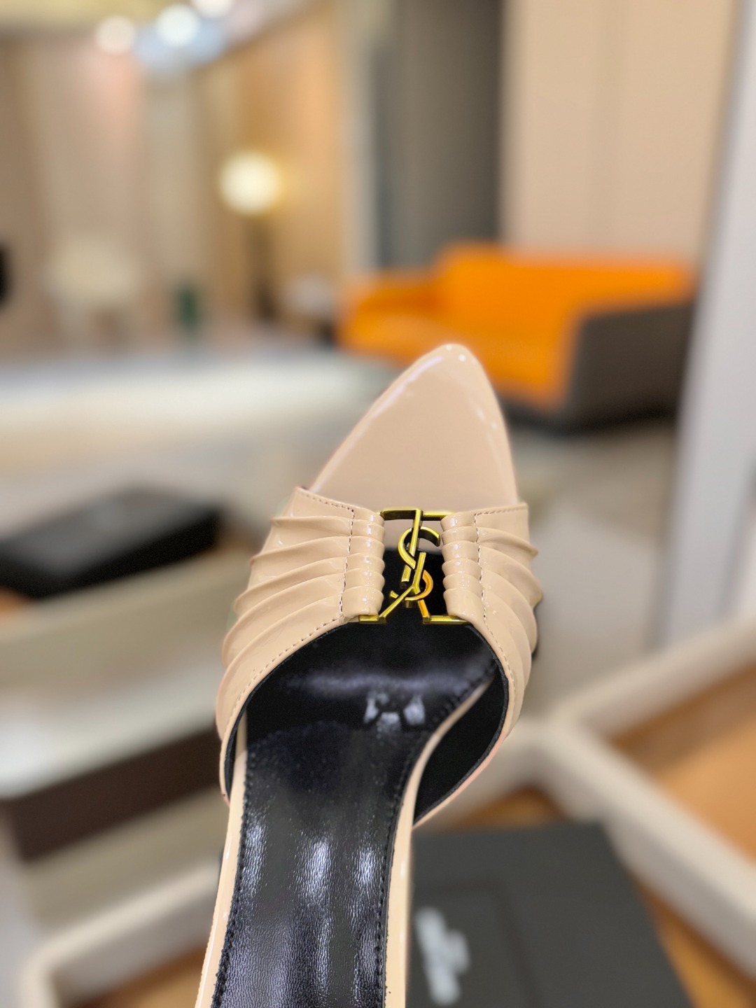 YSL「SAINT LAURENT*」 夏季新品 尖头优雅大气高跟拖鞋 —————————— 尖头设计拉长腿部线条, YSL「SAINT LAURENT*」 夏季新品 尖头优雅大气高跟拖鞋 —————————— 尖头设计拉长腿部线条,