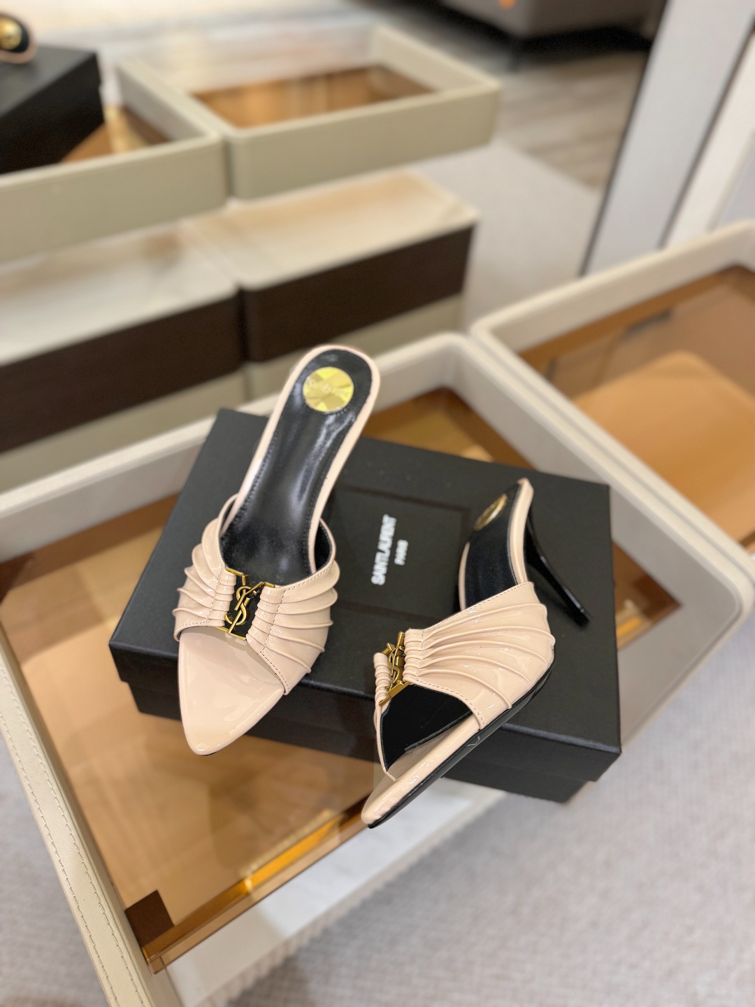 YSL「SAINT LAURENT*」 夏季新品 尖头优雅大气高跟拖鞋 —————————— 尖头设计拉长腿部线条, YSL「SAINT LAURENT*」 夏季新品 尖头优雅大气高跟拖鞋 —————————— 尖头设计拉长腿部线条,