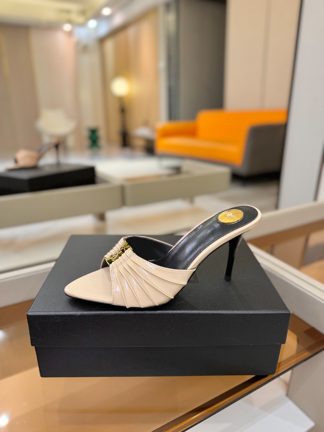 NO:958229,Price YSL 'SAINT LAURENT*' New summer product Elegant high-heeled slippers with pointed toes —————————— The pointed toe design elongates the leg lines and instantly ignites the atmosphere!  Wrinkled leather with classic gold YSL metal buckle, luxury and femininity coexist. The stiletto heel is firm for every step, and the Muller back design is elegant and casual. Placed on a black brand gift box, it shows a high-end texture. Whether it is a dinner, a party or urban commuting, it will be your focus boot. Wear it, and you will be a walking fashion statement. Fabric: butter leather/patent leather/sheep goat/cow leather Lining: imported sheepskin Outsole: genuine leather outsole  Size 35-42 (40, 41, 42 customized) Heel height 9CM, high heels, saint laurent, saint laurent, boots, high heels, slippers, cowhide, sheepskin, sheep, Leather soles19860909价格 YSL「SAINT LAURENT*」 夏季新品 尖头优雅大气高跟拖鞋 —————————— 尖头设计拉长腿部线条, 瞬间点燃气场！褶皱皮革搭配经典金色YSL金属扣,奢华与柔美并存.细高跟稳踏每一步,穆勒后空设计优雅又随性.置于黑色品牌礼盒之上,尽显高级质感.无论是晚宴、派对还是都市通勤,它都是你的焦点战靴.穿上它,你就是行走的时尚宣言. 面料牛油皮/漆皮/羊猄/牛皮 内里: 进口绵羊皮 大底: 真皮大底 码数35-42（40、41、42定制） 跟高9CM,高跟鞋,saint laurent,saint laurent,boots,high heels,slippers,cowhide,sheepskin,sheep,Leather soles,Women's Shoes