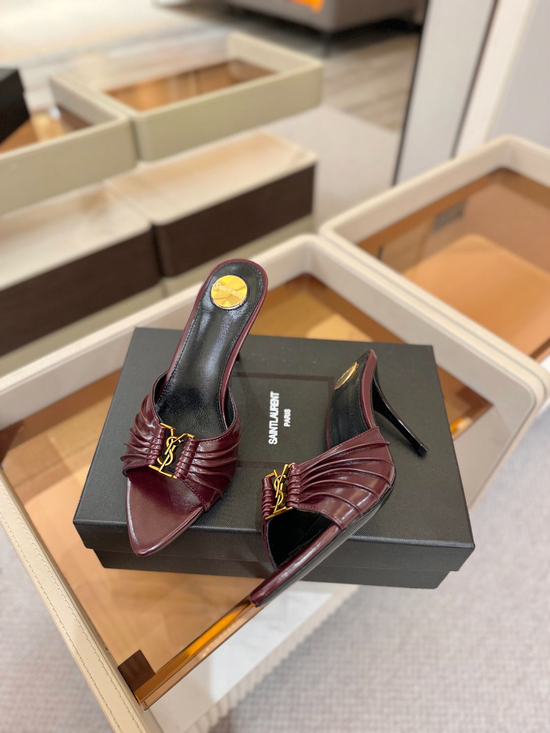 YSL「SAINT LAURENT*」 夏季新品 尖头优雅大气高跟拖鞋 —————————— 尖头设计拉长腿部线条, YSL「SAINT LAURENT*」 夏季新品 尖头优雅大气高跟拖鞋 —————————— 尖头设计拉长腿部线条,