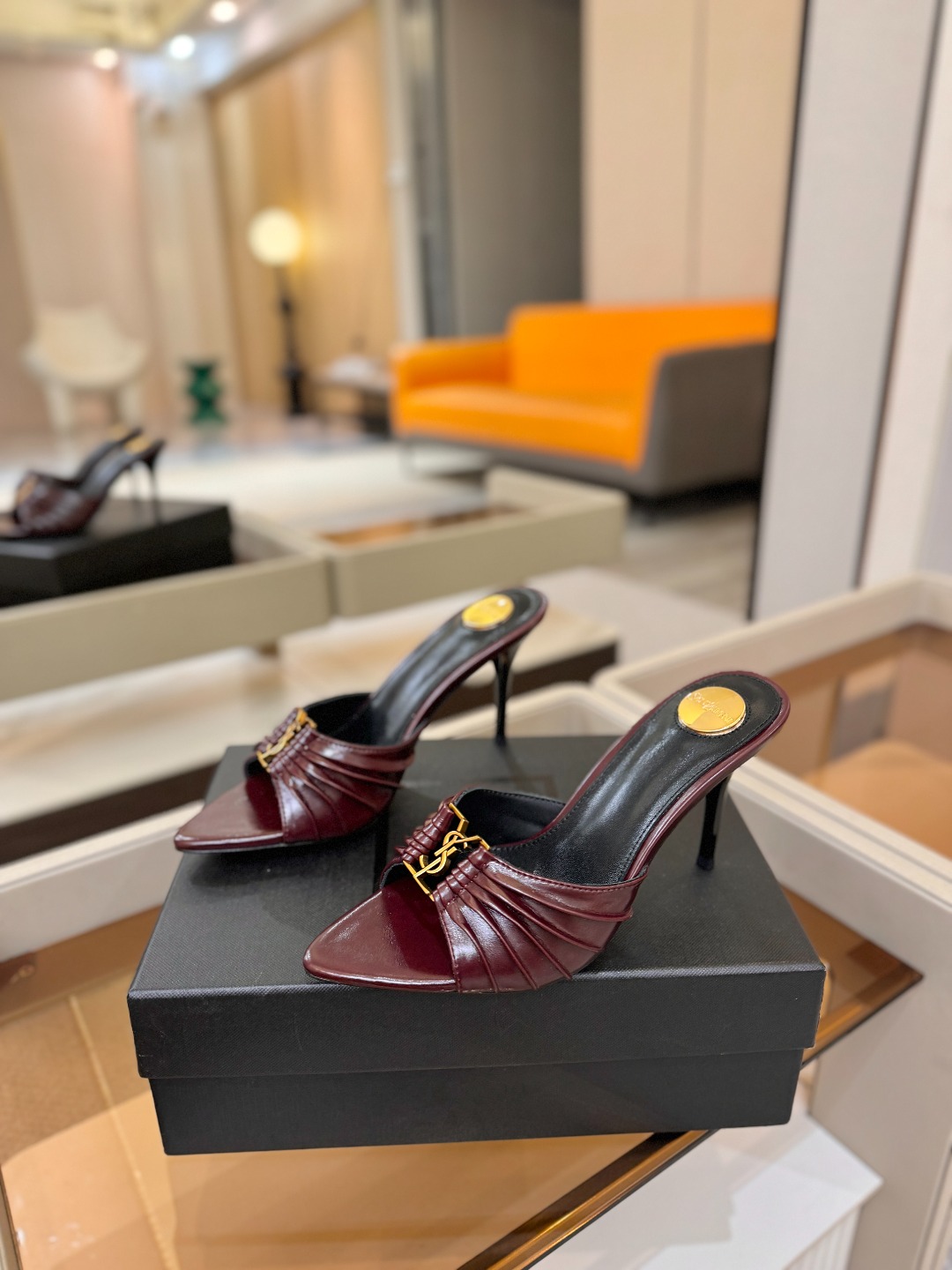 YSL「SAINT LAURENT*」 夏季新品 尖头优雅大气高跟拖鞋 —————————— 尖头设计拉长腿部线条, YSL「SAINT LAURENT*」 夏季新品 尖头优雅大气高跟拖鞋 —————————— 尖头设计拉长腿部线条,