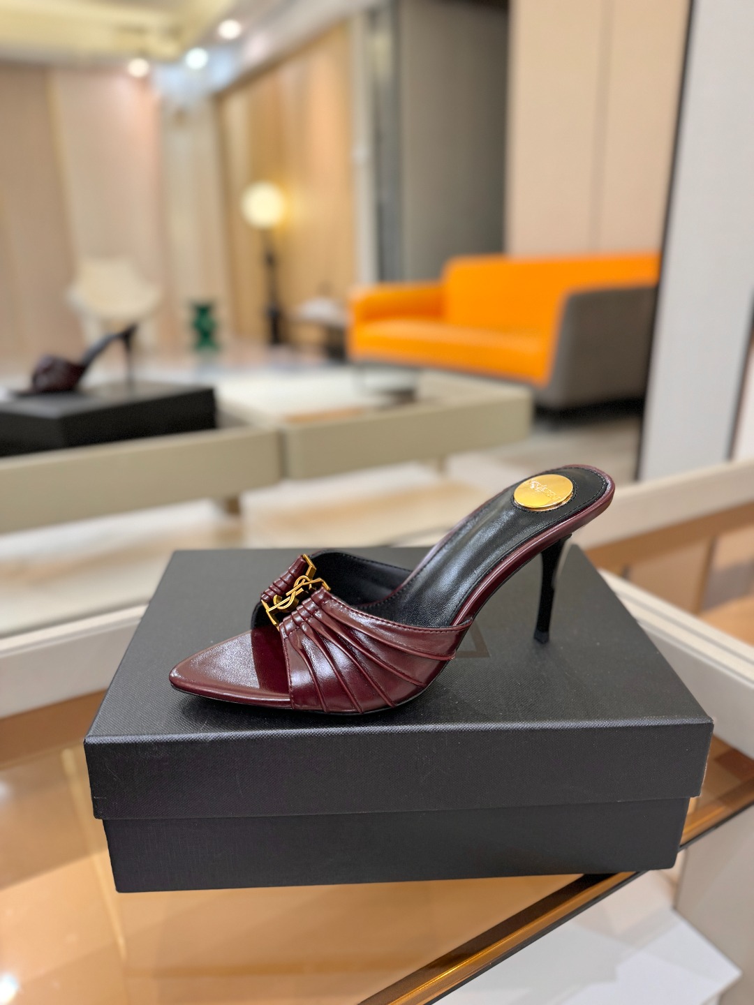 YSL「SAINT LAURENT*」  夏季新品 尖头优雅大气高跟拖鞋 ——————————  尖头设计拉长腿部线条，