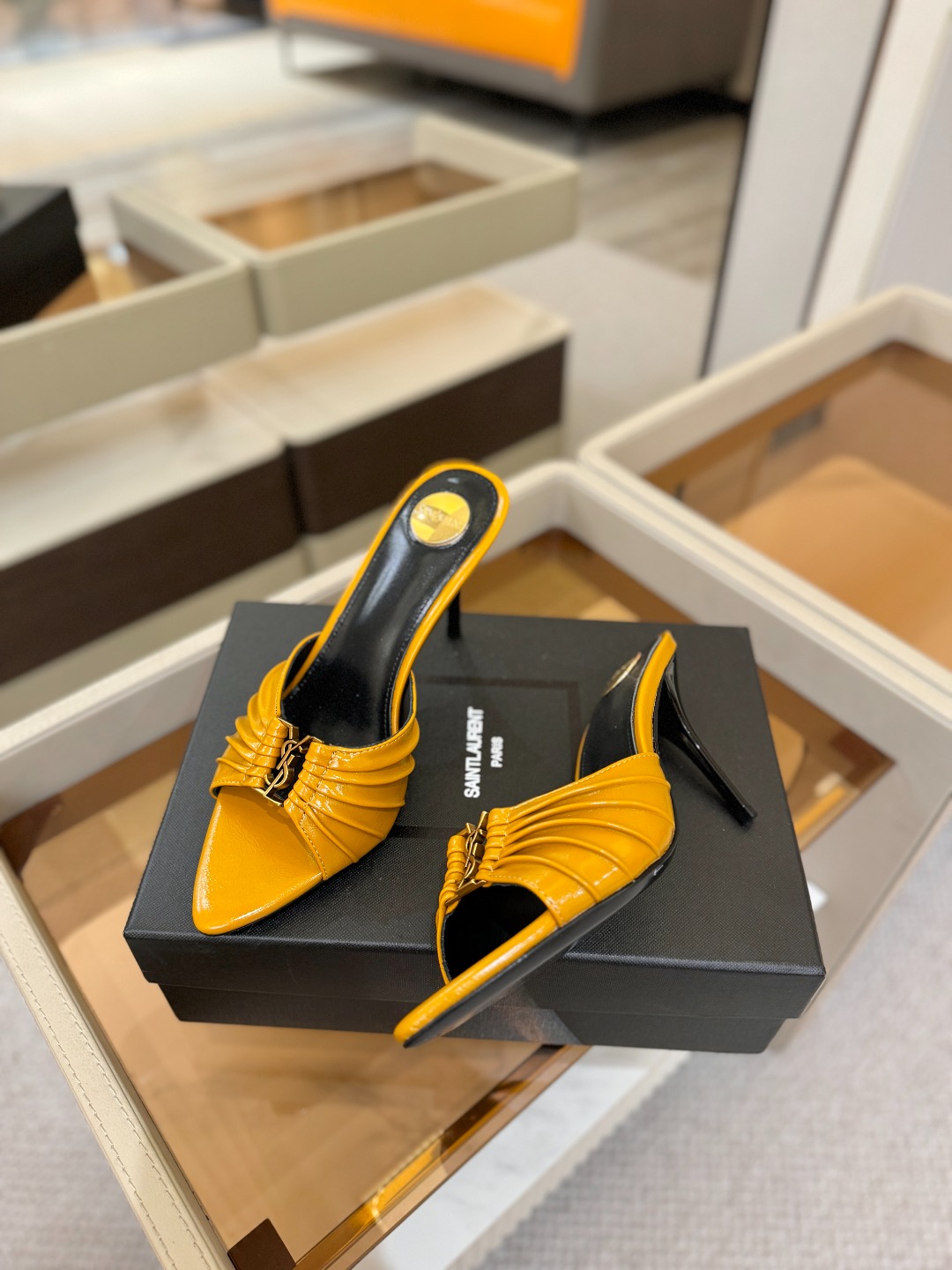 YSL「SAINT LAURENT*」 夏季新品 尖头优雅大气高跟拖鞋 —————————— 尖头设计拉长腿部线条, YSL「SAINT LAURENT*」 夏季新品 尖头优雅大气高跟拖鞋 —————————— 尖头设计拉长腿部线条,