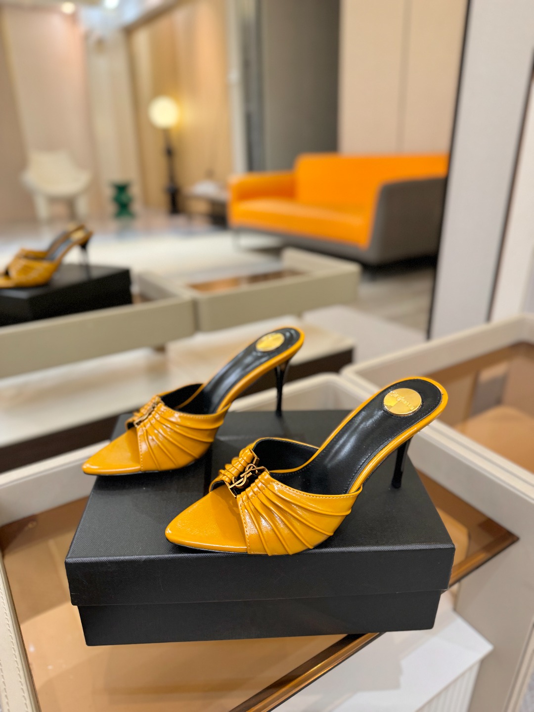 YSL「SAINT LAURENT*」 夏季新品 尖头优雅大气高跟拖鞋 —————————— 尖头设计拉长腿部线条, YSL「SAINT LAURENT*」 夏季新品 尖头优雅大气高跟拖鞋 —————————— 尖头设计拉长腿部线条,