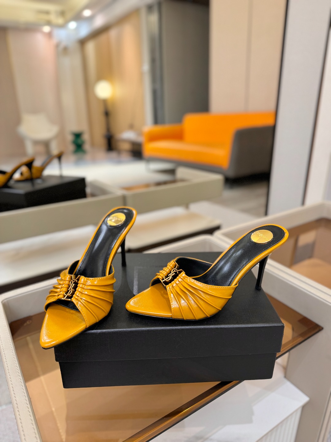 YSL「SAINT LAURENT*」 夏季新品 尖头优雅大气高跟拖鞋 —————————— 尖头设计拉长腿部线条, YSL「SAINT LAURENT*」 夏季新品 尖头优雅大气高跟拖鞋 —————————— 尖头设计拉长腿部线条,