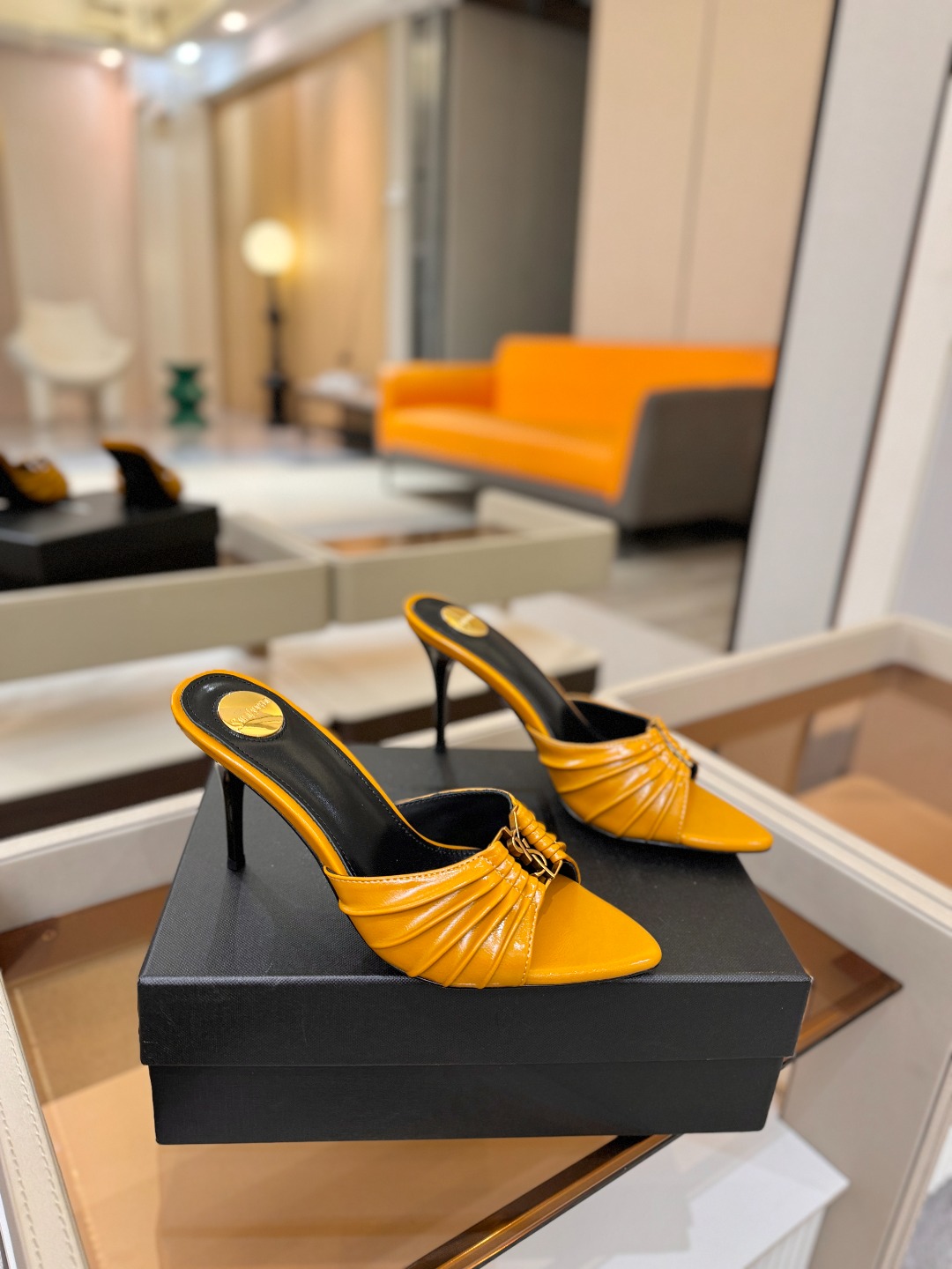 YSL「SAINT LAURENT*」 夏季新品 尖头优雅大气高跟拖鞋 —————————— 尖头设计拉长腿部线条, YSL「SAINT LAURENT*」 夏季新品 尖头优雅大气高跟拖鞋 —————————— 尖头设计拉长腿部线条,