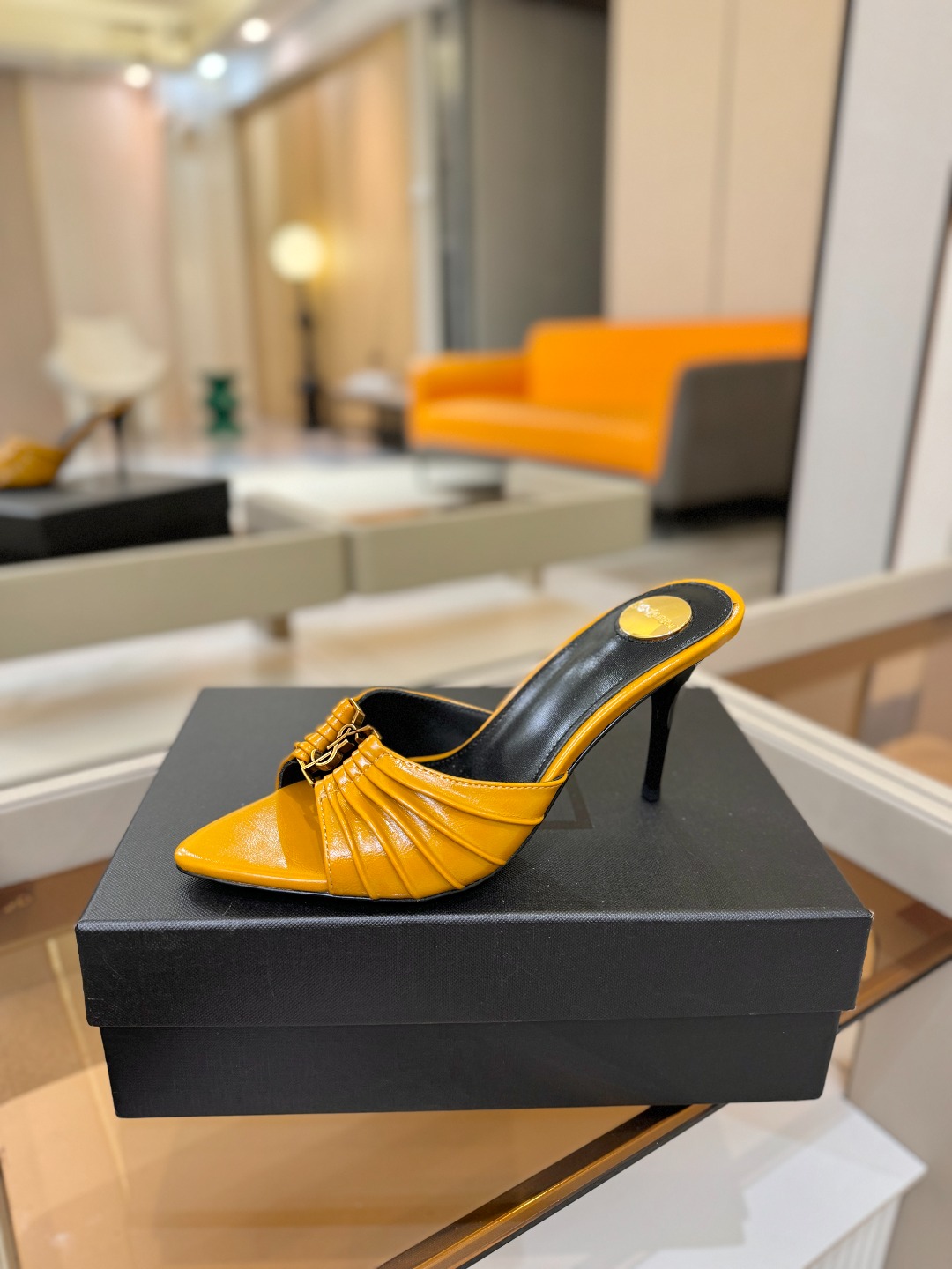 YSL「SAINT LAURENT*」  夏季新品 尖头优雅大气高跟拖鞋 ——————————  尖头设计拉长腿部线条，