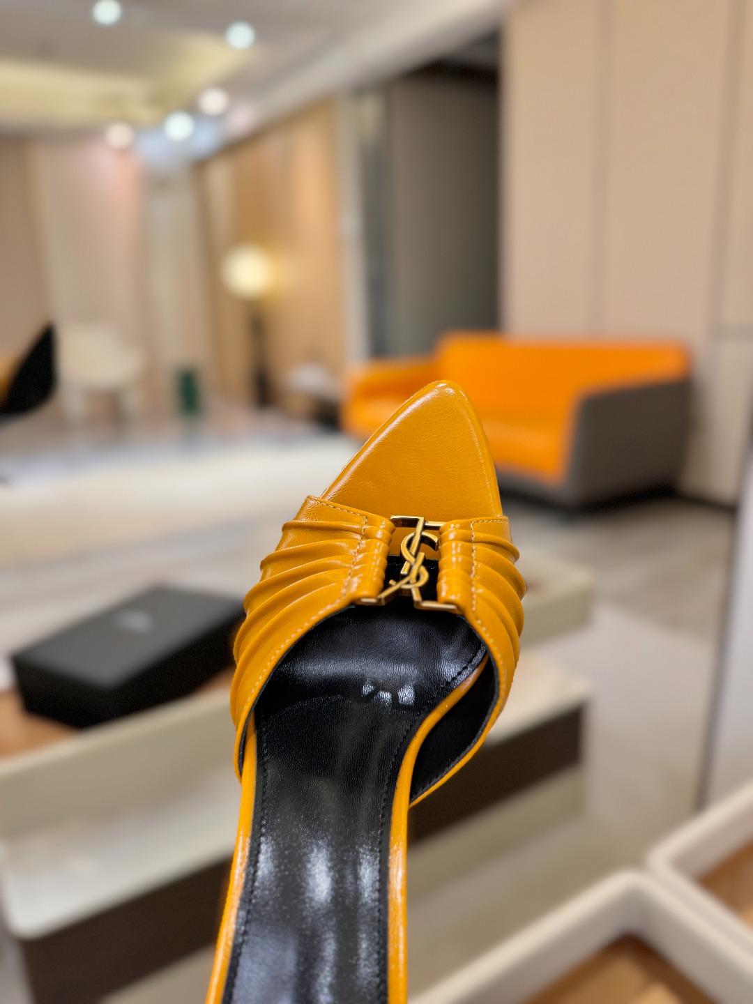 YSL「SAINT LAURENT*」 夏季新品 尖头优雅大气高跟拖鞋 —————————— 尖头设计拉长腿部线条, YSL「SAINT LAURENT*」 夏季新品 尖头优雅大气高跟拖鞋 —————————— 尖头设计拉长腿部线条,