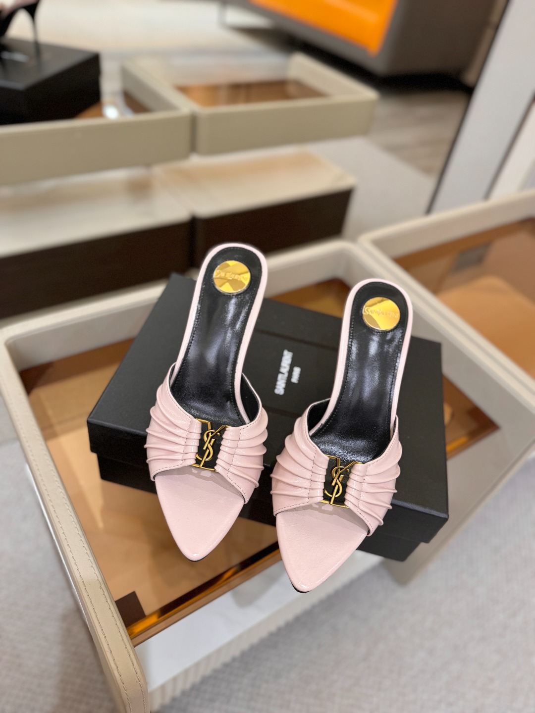 YSL「SAINT LAURENT*」 夏季新品 尖头优雅大气高跟拖鞋 —————————— 尖头设计拉长腿部线条, YSL「SAINT LAURENT*」 夏季新品 尖头优雅大气高跟拖鞋 —————————— 尖头设计拉长腿部线条,