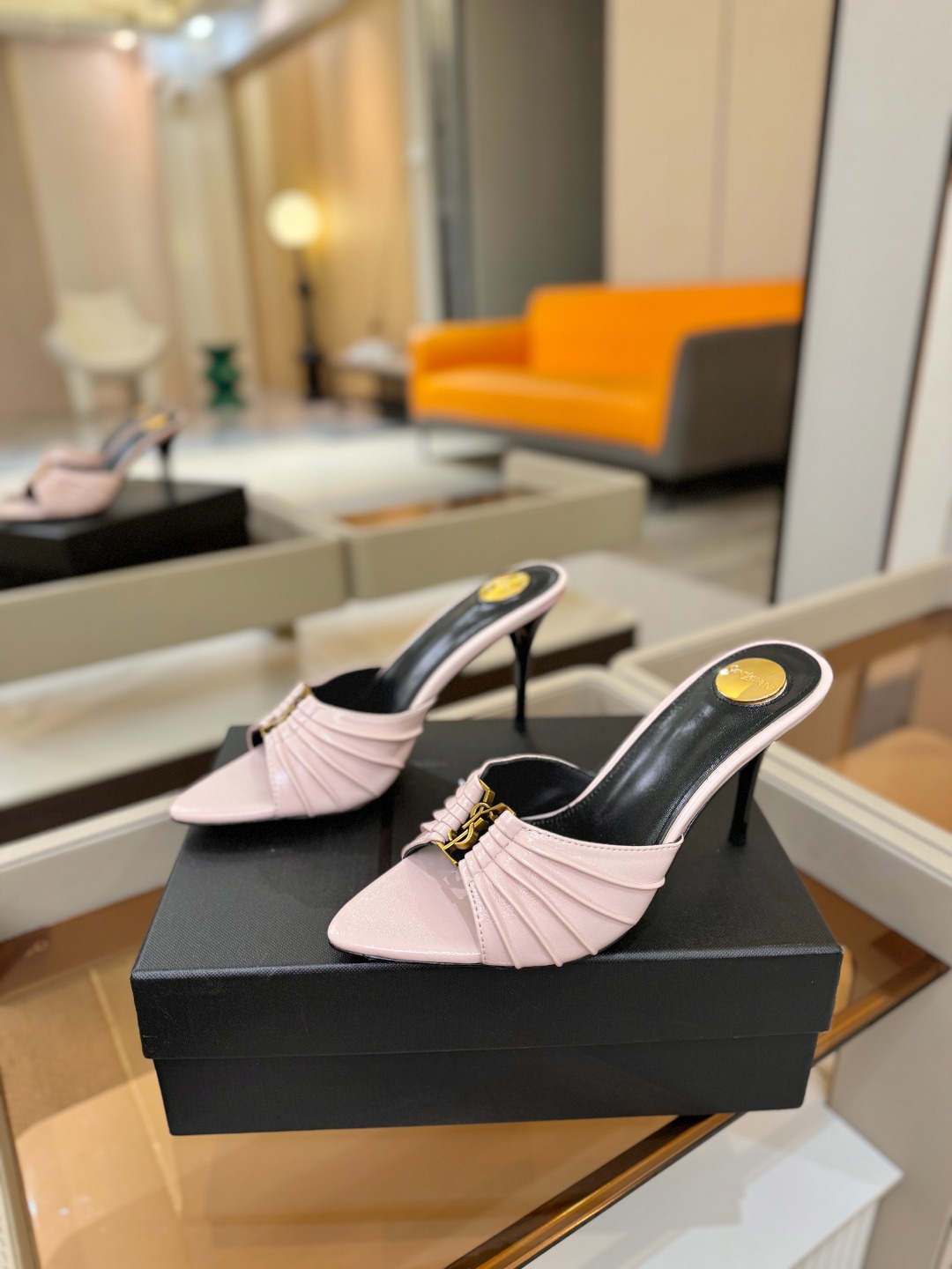 YSL「SAINT LAURENT*」 夏季新品 尖头优雅大气高跟拖鞋 —————————— 尖头设计拉长腿部线条, YSL「SAINT LAURENT*」 夏季新品 尖头优雅大气高跟拖鞋 —————————— 尖头设计拉长腿部线条,