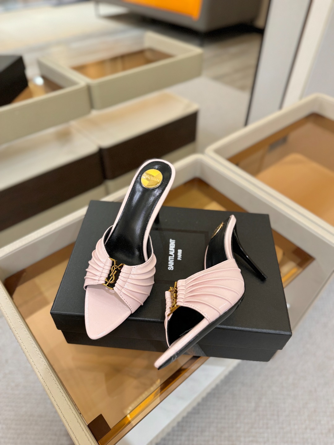 YSL「SAINT LAURENT*」 夏季新品 尖头优雅大气高跟拖鞋 —————————— 尖头设计拉长腿部线条, YSL「SAINT LAURENT*」 夏季新品 尖头优雅大气高跟拖鞋 —————————— 尖头设计拉长腿部线条,