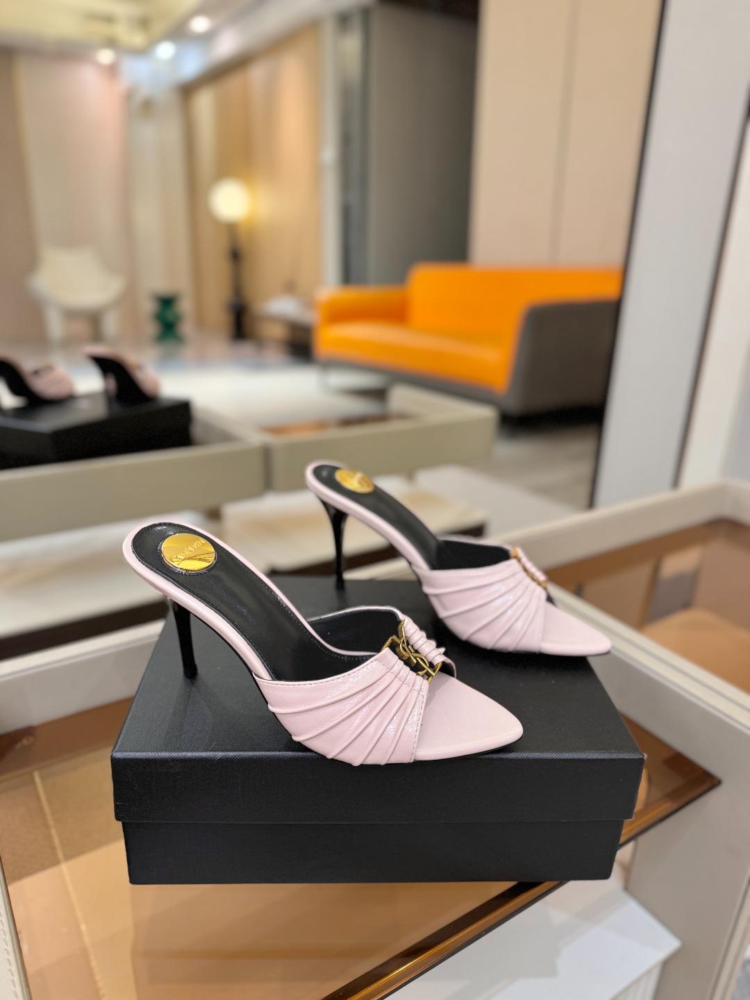 YSL「SAINT LAURENT*」 夏季新品 尖头优雅大气高跟拖鞋 —————————— 尖头设计拉长腿部线条, YSL「SAINT LAURENT*」 夏季新品 尖头优雅大气高跟拖鞋 —————————— 尖头设计拉长腿部线条,