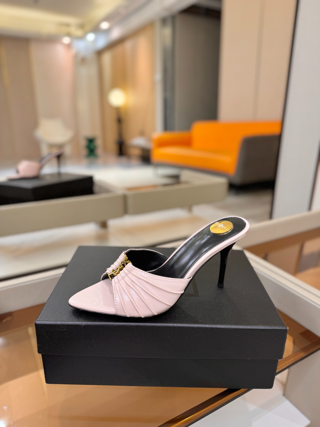 YSL「SAINT LAURENT*」  夏季新品 尖头优雅大气高跟拖鞋 ——————————  尖头设计拉长腿部线条，
