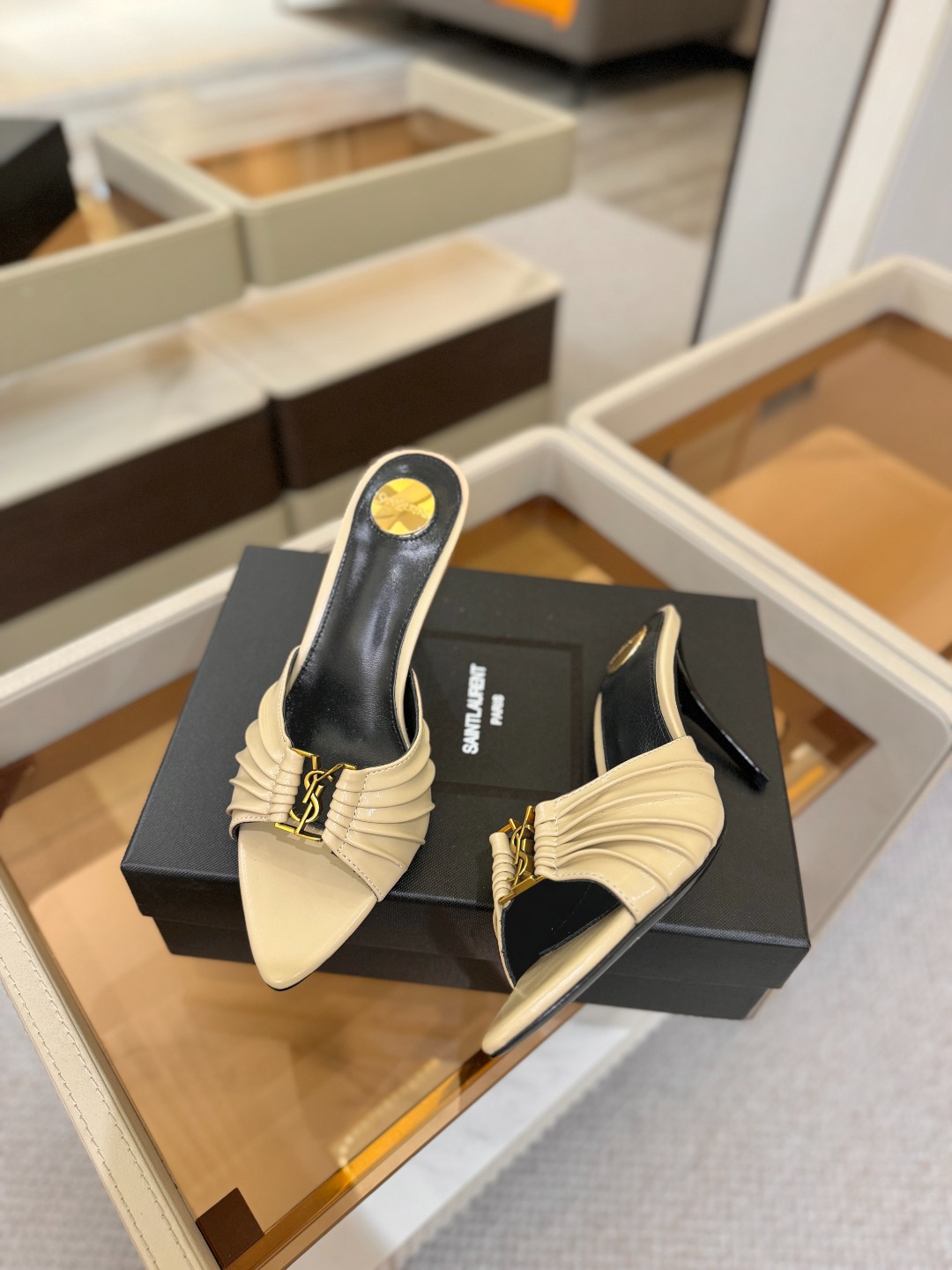 YSL「SAINT LAURENT*」 夏季新品 尖头优雅大气高跟拖鞋 —————————— 尖头设计拉长腿部线条, YSL「SAINT LAURENT*」 夏季新品 尖头优雅大气高跟拖鞋 —————————— 尖头设计拉长腿部线条,