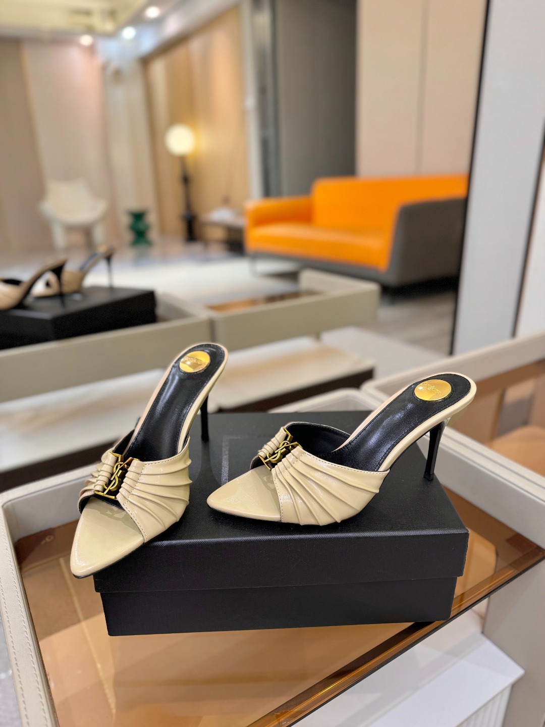 YSL「SAINT LAURENT*」 夏季新品 尖头优雅大气高跟拖鞋 —————————— 尖头设计拉长腿部线条, YSL「SAINT LAURENT*」 夏季新品 尖头优雅大气高跟拖鞋 —————————— 尖头设计拉长腿部线条,