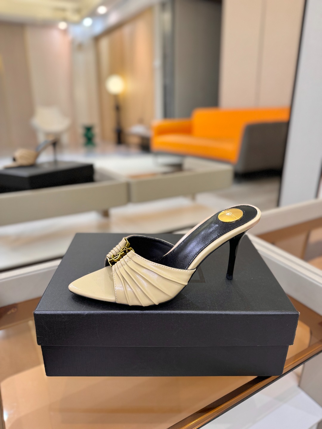 YSL「SAINT LAURENT*」  夏季新品 尖头优雅大气高跟拖鞋 ——————————  尖头设计拉长腿部线条，