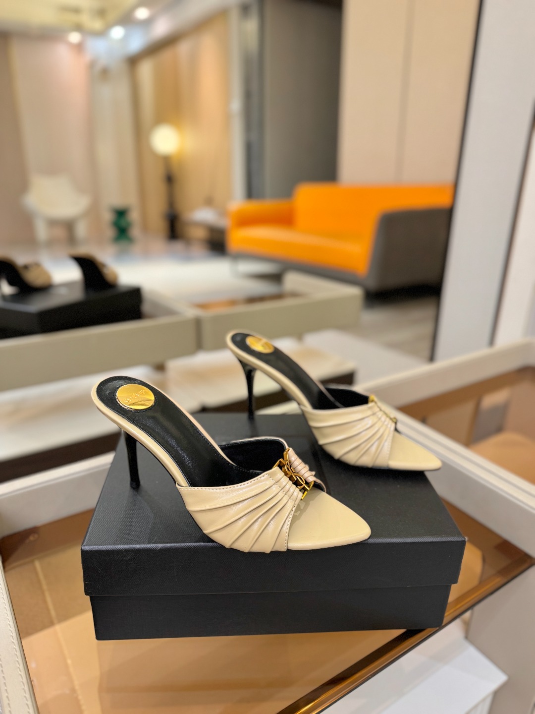 YSL「SAINT LAURENT*」 夏季新品 尖头优雅大气高跟拖鞋 —————————— 尖头设计拉长腿部线条, YSL「SAINT LAURENT*」 夏季新品 尖头优雅大气高跟拖鞋 —————————— 尖头设计拉长腿部线条,