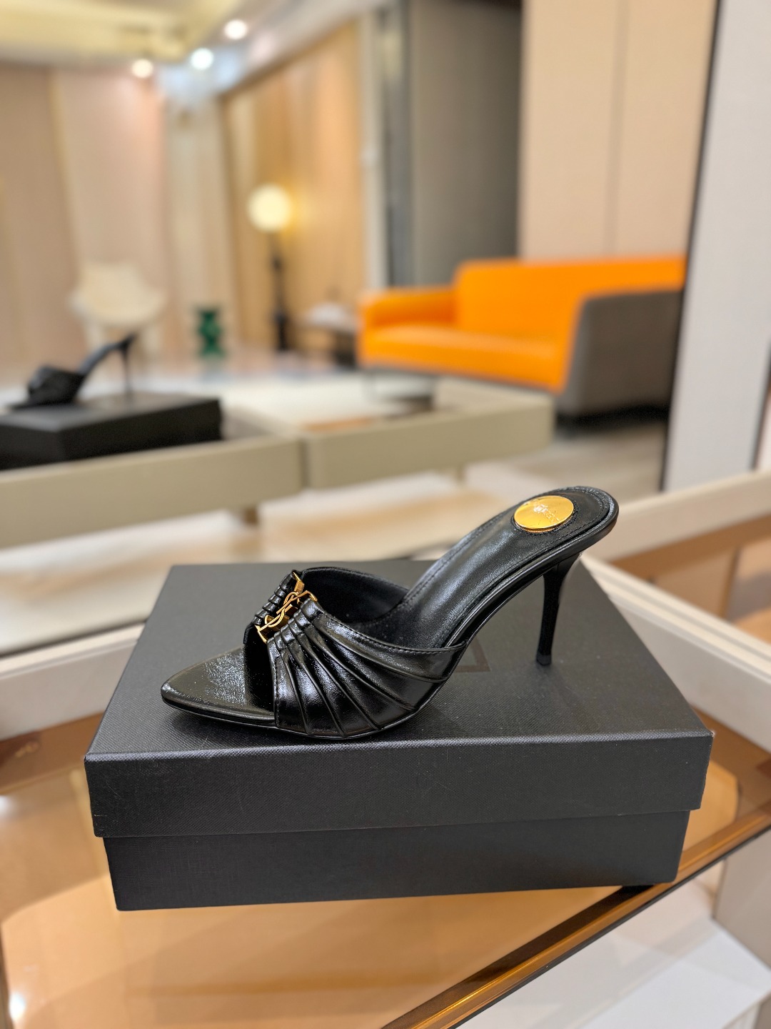 YSL「SAINT LAURENT*」  夏季新品 尖头优雅大气高跟拖鞋 ——————————  尖头设计拉长腿部线条，