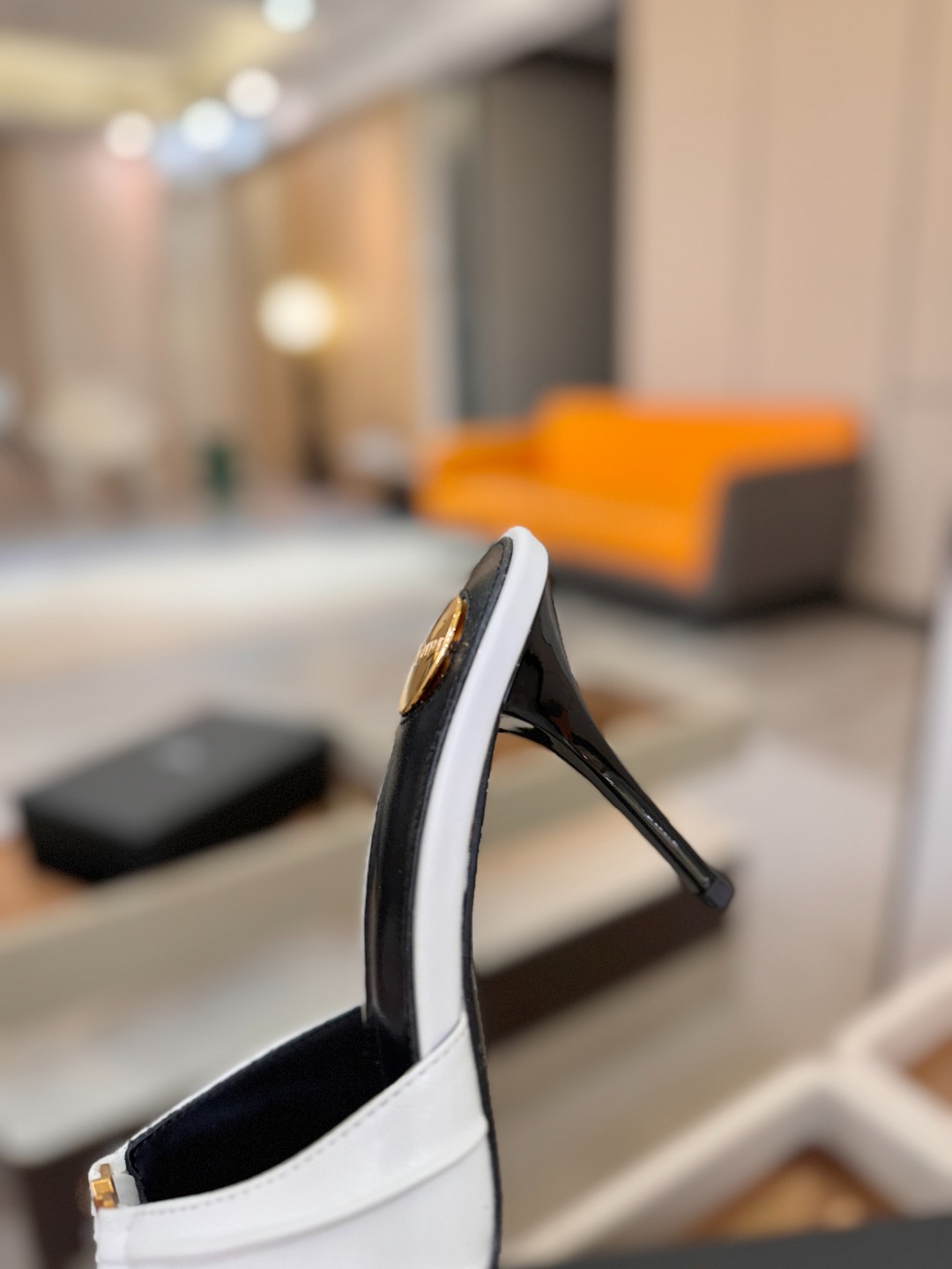 YSL「SAINT LAURENT*」 夏季新品 尖头优雅大气高跟拖鞋 —————————— 尖头设计拉长腿部线条, YSL「SAINT LAURENT*」 夏季新品 尖头优雅大气高跟拖鞋 —————————— 尖头设计拉长腿部线条,