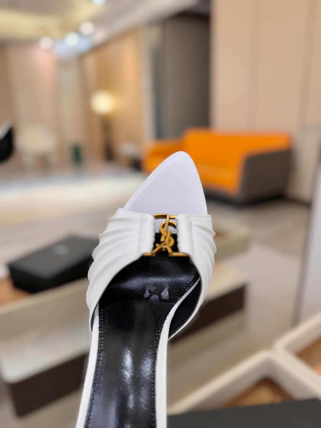 YSL「SAINT LAURENT*」 夏季新品 尖头优雅大气高跟拖鞋 —————————— 尖头设计拉长腿部线条, YSL「SAINT LAURENT*」 夏季新品 尖头优雅大气高跟拖鞋 —————————— 尖头设计拉长腿部线条,