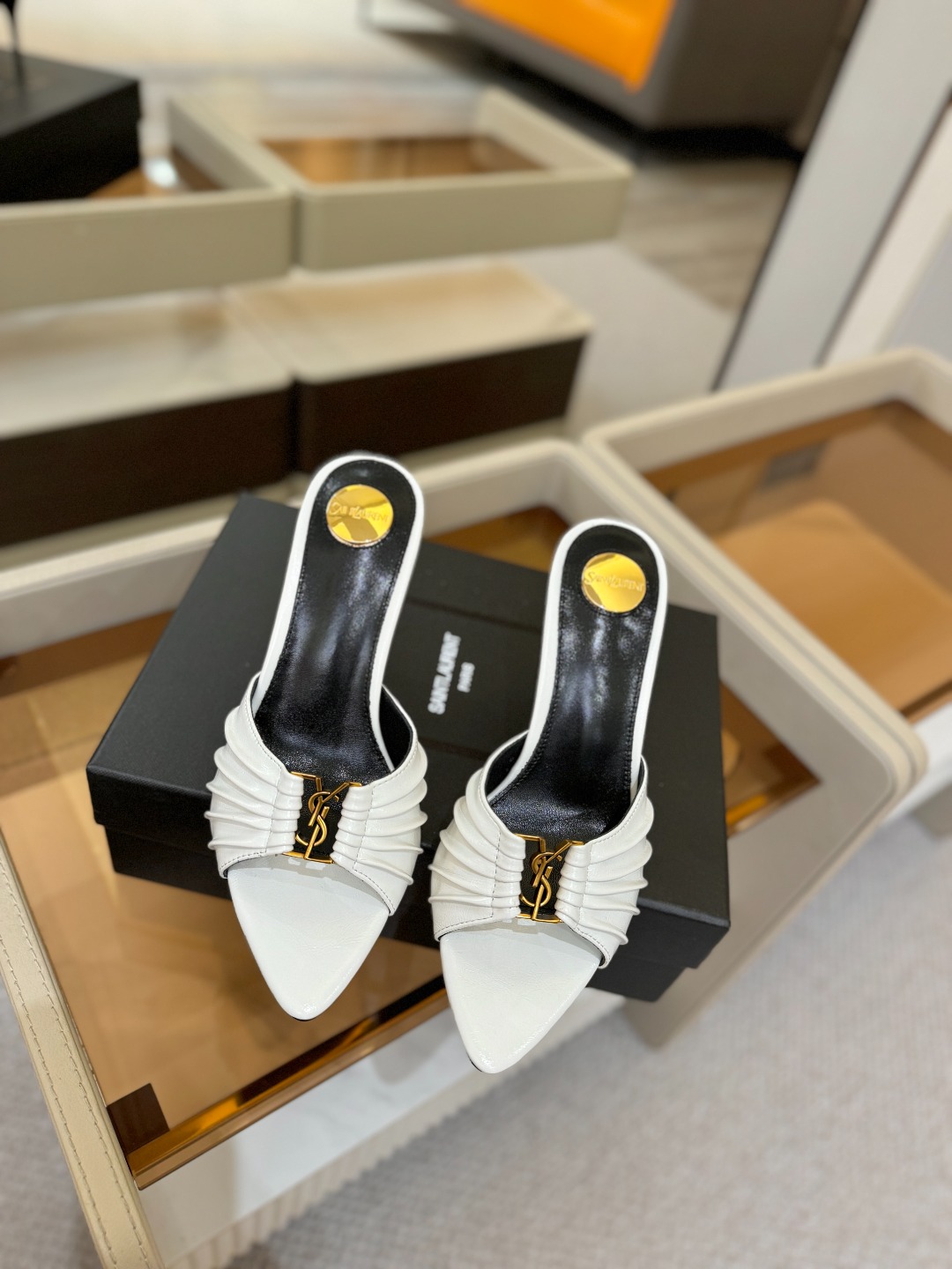 YSL「SAINT LAURENT*」 夏季新品 尖头优雅大气高跟拖鞋 —————————— 尖头设计拉长腿部线条, YSL「SAINT LAURENT*」 夏季新品 尖头优雅大气高跟拖鞋 —————————— 尖头设计拉长腿部线条,