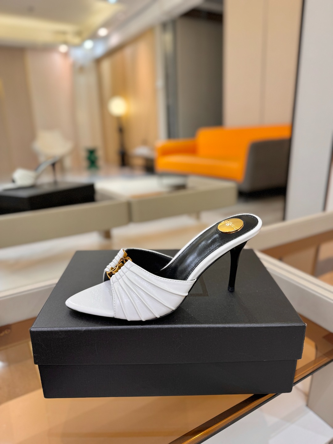YSL「SAINT LAURENT*」  夏季新品 尖头优雅大气高跟拖鞋 ——————————  尖头设计拉长腿部线条，