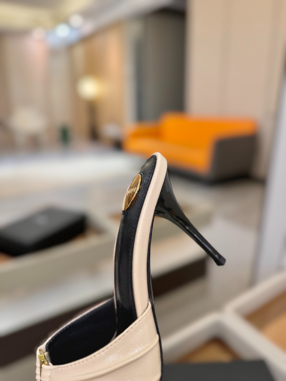YSL「SAINT LAURENT*」 夏季新品 尖头优雅大气高跟拖鞋 —————————— 尖头设计拉长腿部线条, YSL「SAINT LAURENT*」 夏季新品 尖头优雅大气高跟拖鞋 —————————— 尖头设计拉长腿部线条,