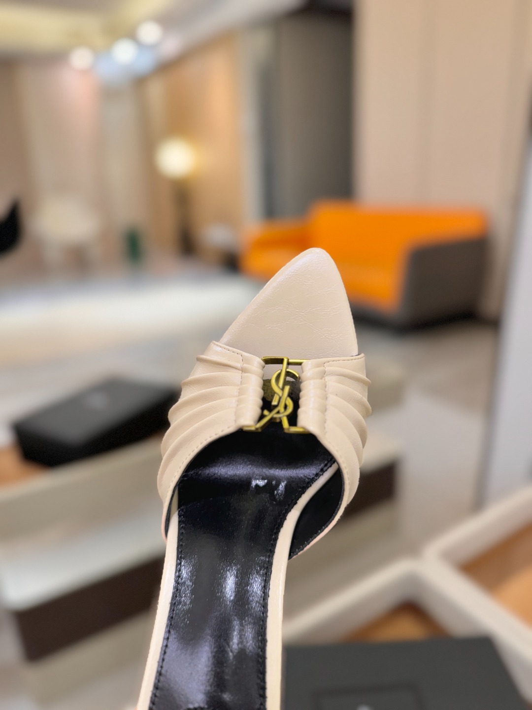 YSL「SAINT LAURENT*」 夏季新品 尖头优雅大气高跟拖鞋 —————————— 尖头设计拉长腿部线条, YSL「SAINT LAURENT*」 夏季新品 尖头优雅大气高跟拖鞋 —————————— 尖头设计拉长腿部线条,
