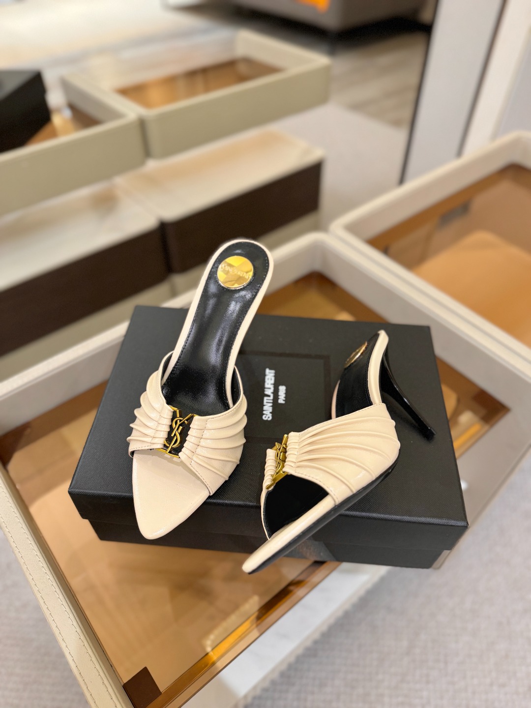 YSL「SAINT LAURENT*」 夏季新品 尖头优雅大气高跟拖鞋 —————————— 尖头设计拉长腿部线条, YSL「SAINT LAURENT*」 夏季新品 尖头优雅大气高跟拖鞋 —————————— 尖头设计拉长腿部线条,