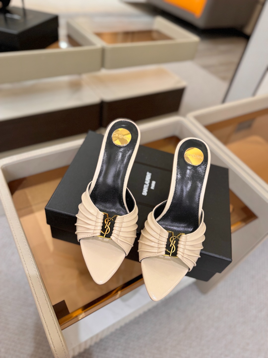 YSL「SAINT LAURENT*」 夏季新品 尖头优雅大气高跟拖鞋 —————————— 尖头设计拉长腿部线条, YSL「SAINT LAURENT*」 夏季新品 尖头优雅大气高跟拖鞋 —————————— 尖头设计拉长腿部线条,
