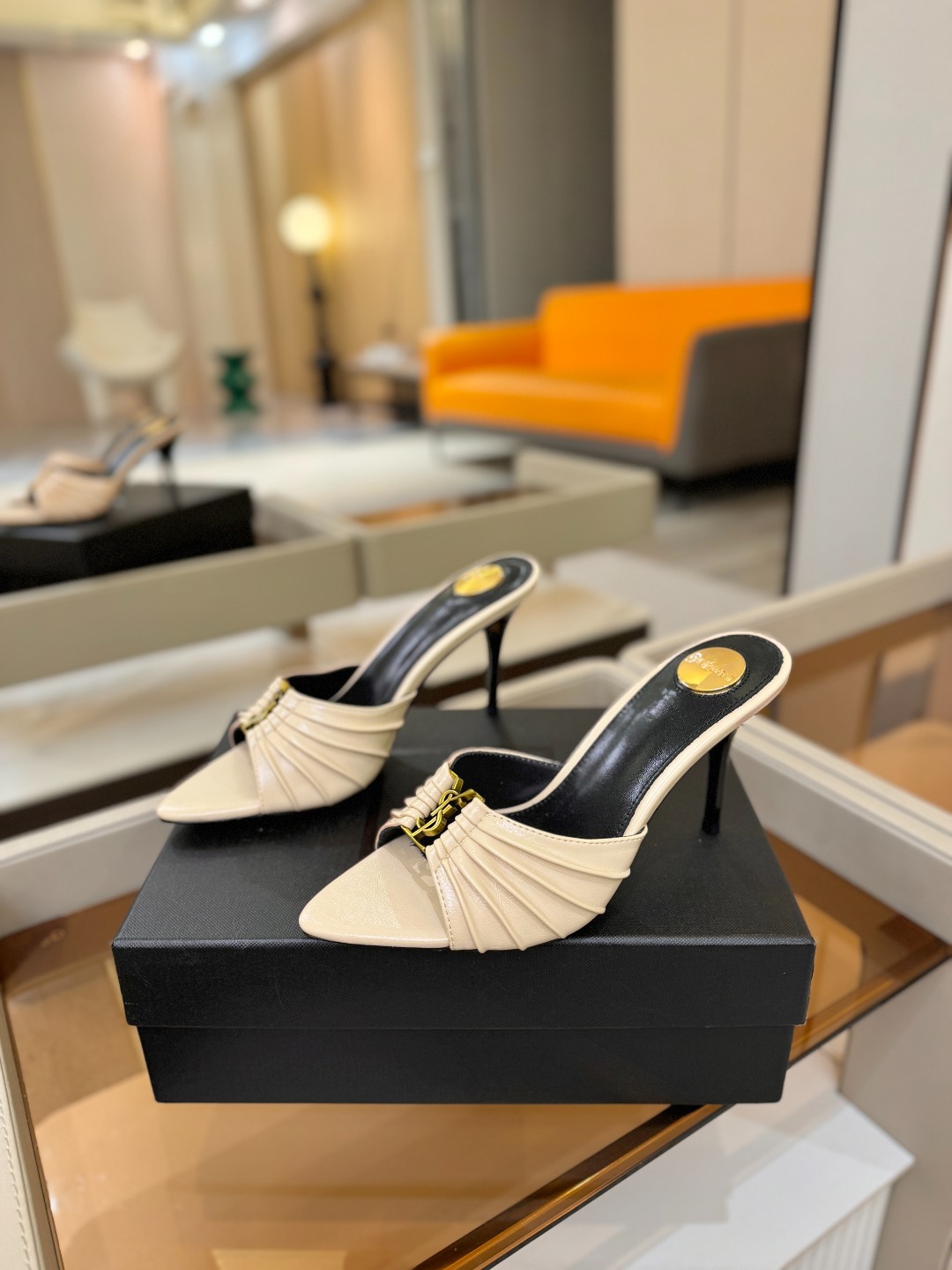 YSL「SAINT LAURENT*」 夏季新品 尖头优雅大气高跟拖鞋 —————————— 尖头设计拉长腿部线条, YSL「SAINT LAURENT*」 夏季新品 尖头优雅大气高跟拖鞋 —————————— 尖头设计拉长腿部线条,