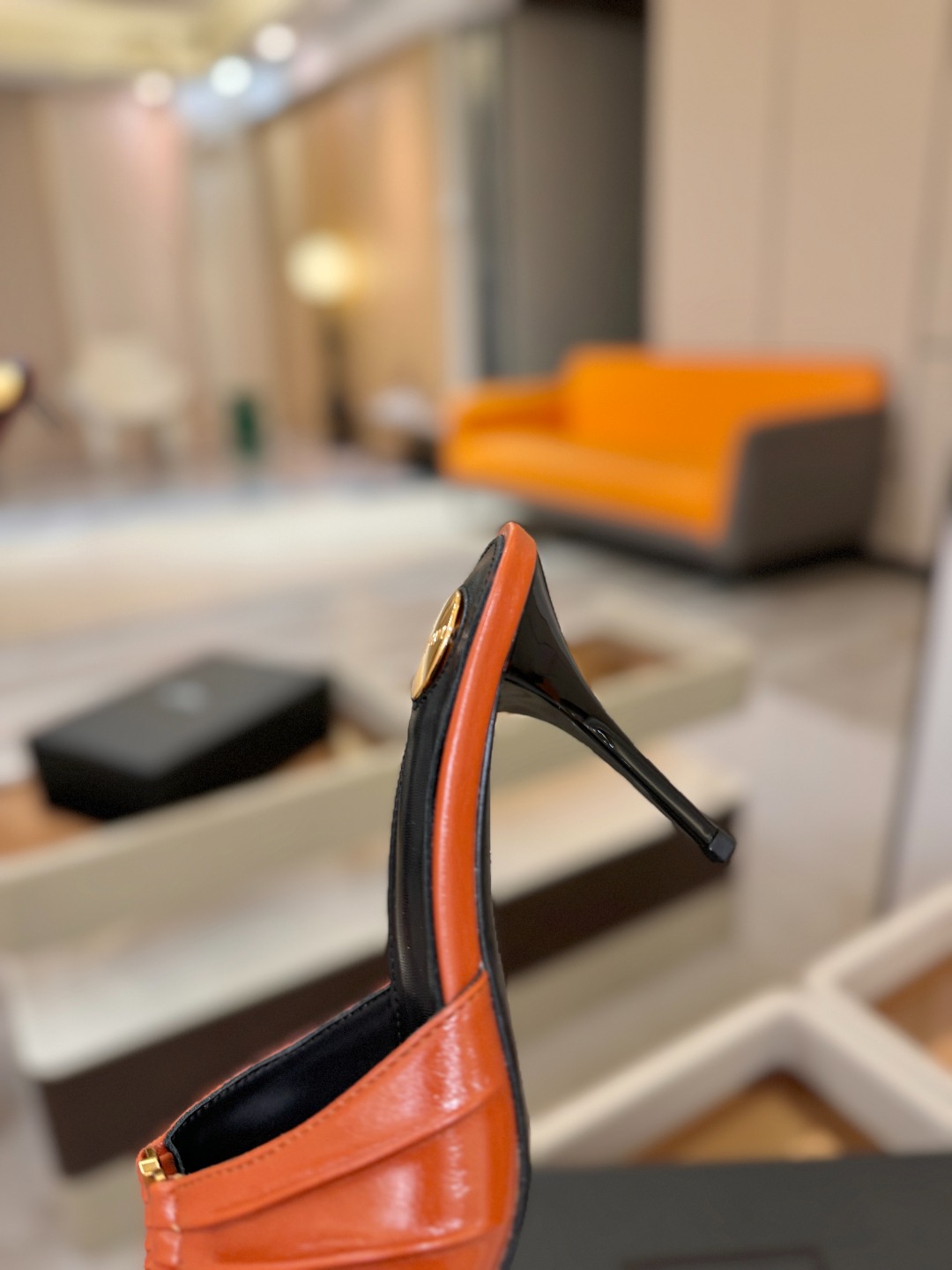 YSL「SAINT LAURENT*」 夏季新品 尖头优雅大气高跟拖鞋 —————————— 尖头设计拉长腿部线条, YSL「SAINT LAURENT*」 夏季新品 尖头优雅大气高跟拖鞋 —————————— 尖头设计拉长腿部线条,
