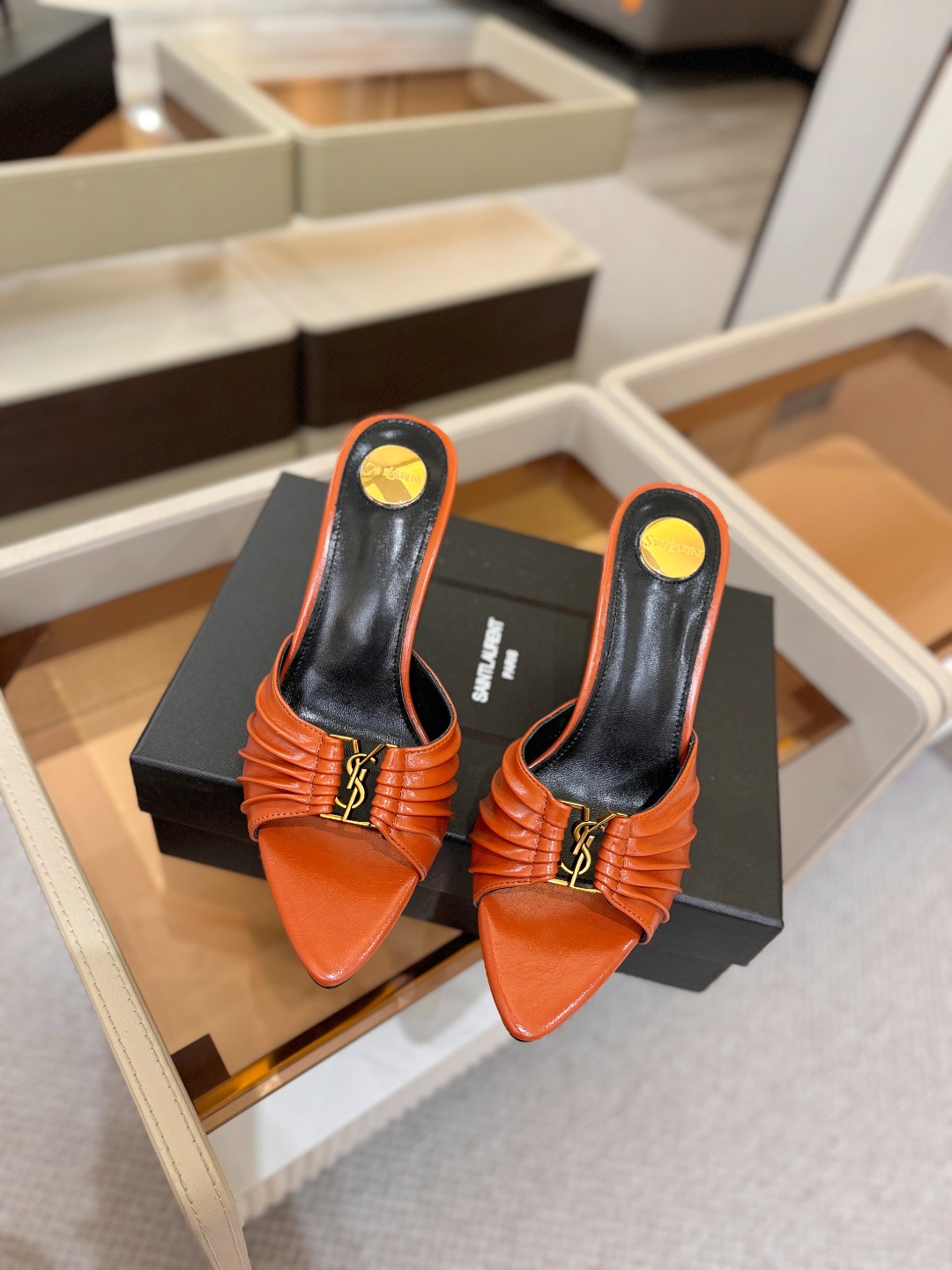 YSL「SAINT LAURENT*」 夏季新品 尖头优雅大气高跟拖鞋 —————————— 尖头设计拉长腿部线条, YSL「SAINT LAURENT*」 夏季新品 尖头优雅大气高跟拖鞋 —————————— 尖头设计拉长腿部线条,