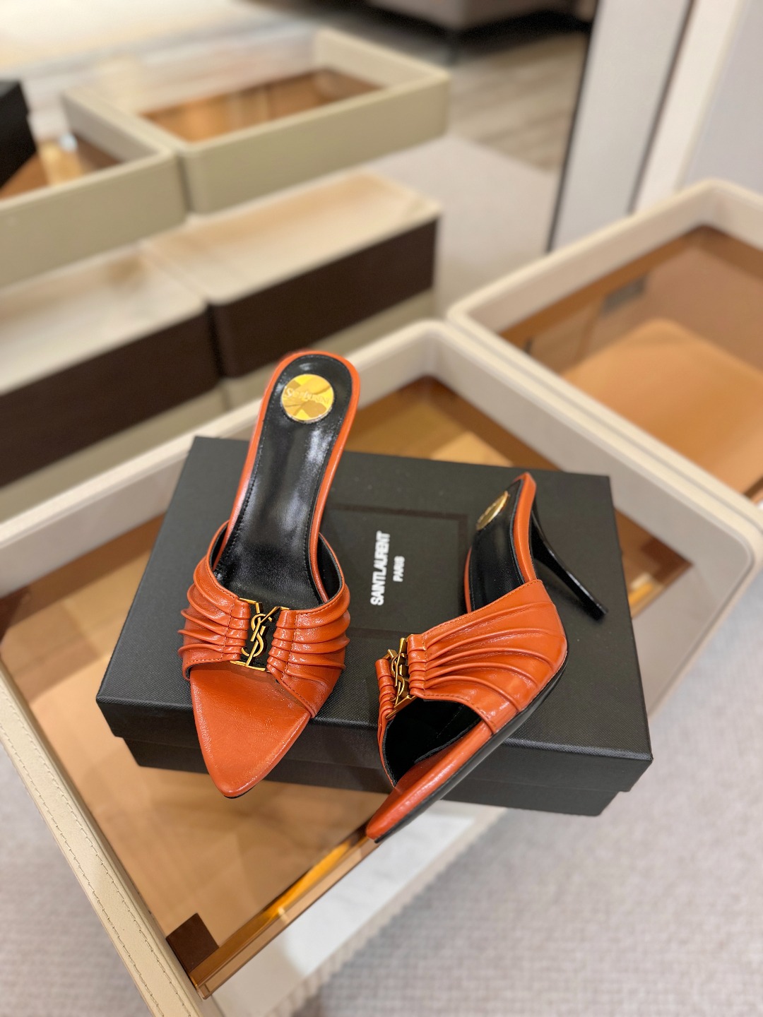 YSL「SAINT LAURENT*」 夏季新品 尖头优雅大气高跟拖鞋 —————————— 尖头设计拉长腿部线条, YSL「SAINT LAURENT*」 夏季新品 尖头优雅大气高跟拖鞋 —————————— 尖头设计拉长腿部线条,