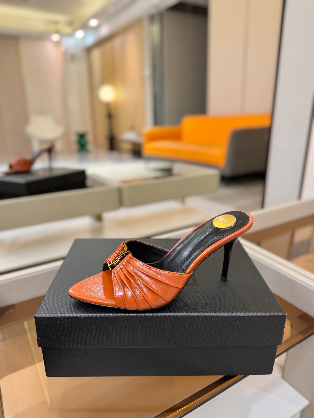 YSL「SAINT LAURENT*」  夏季新品 尖头优雅大气高跟拖鞋 ——————————  尖头设计拉长腿部线条，