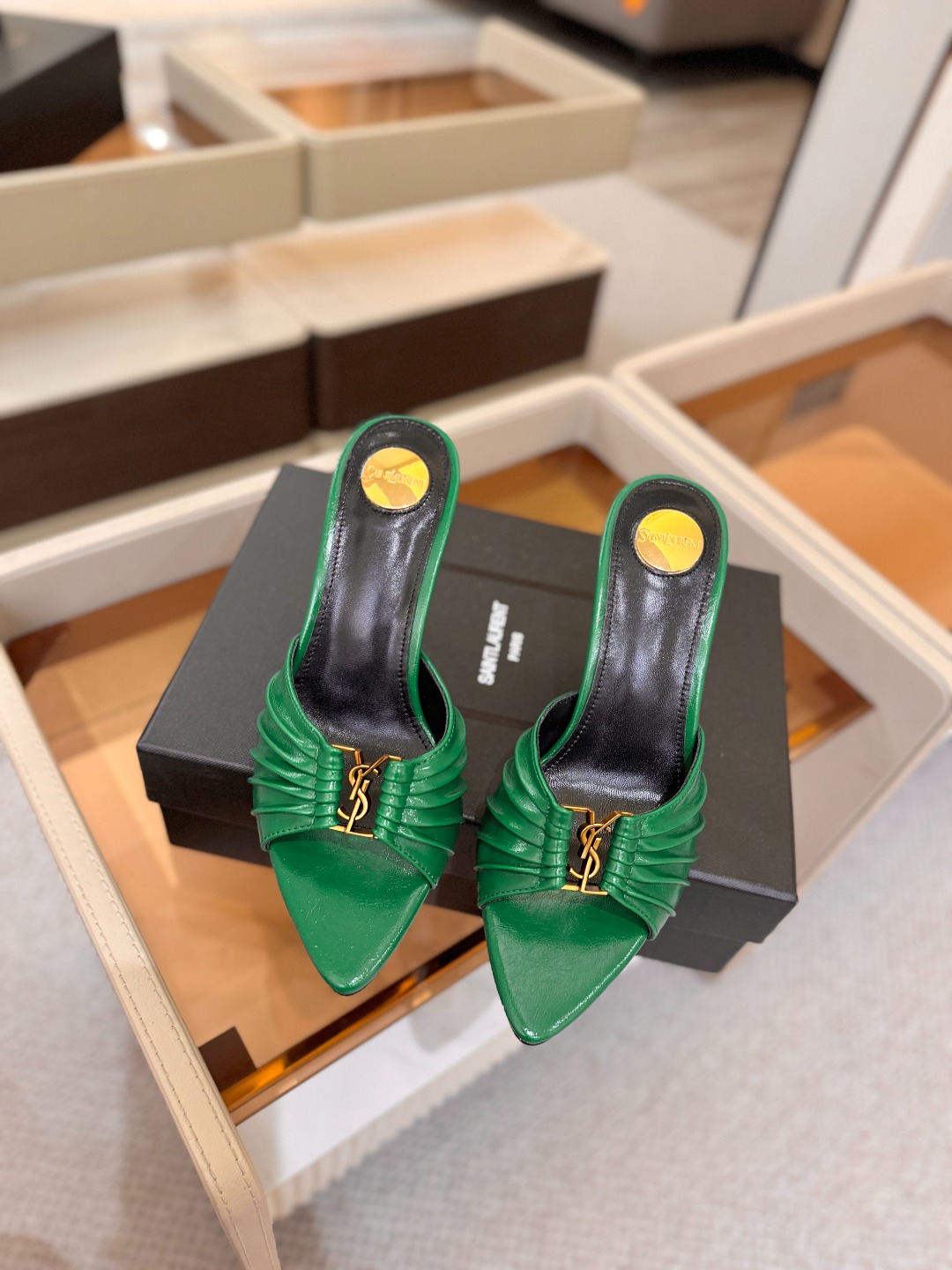 YSL「SAINT LAURENT*」 夏季新品 尖头优雅大气高跟拖鞋 —————————— 尖头设计拉长腿部线条, YSL「SAINT LAURENT*」 夏季新品 尖头优雅大气高跟拖鞋 —————————— 尖头设计拉长腿部线条,