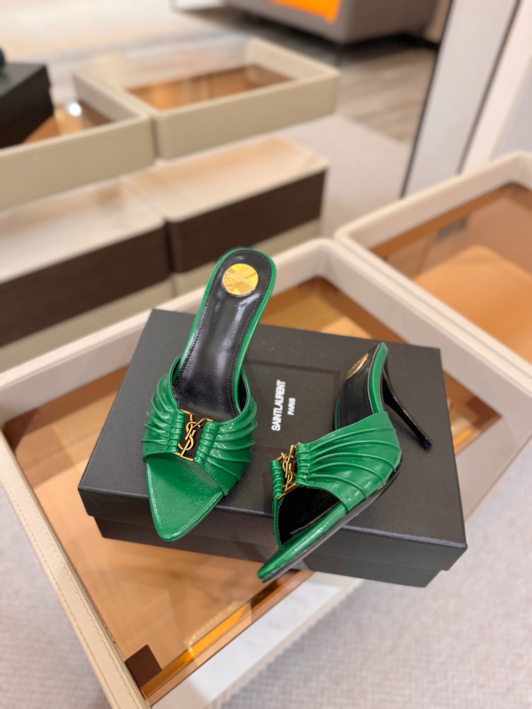 YSL「SAINT LAURENT*」 夏季新品 尖头优雅大气高跟拖鞋 —————————— 尖头设计拉长腿部线条, YSL「SAINT LAURENT*」 夏季新品 尖头优雅大气高跟拖鞋 —————————— 尖头设计拉长腿部线条,