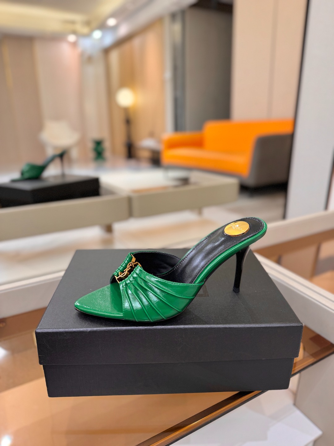 YSL「SAINT LAURENT*」  夏季新品 尖头优雅大气高跟拖鞋 ——————————  尖头设计拉长腿部线条，