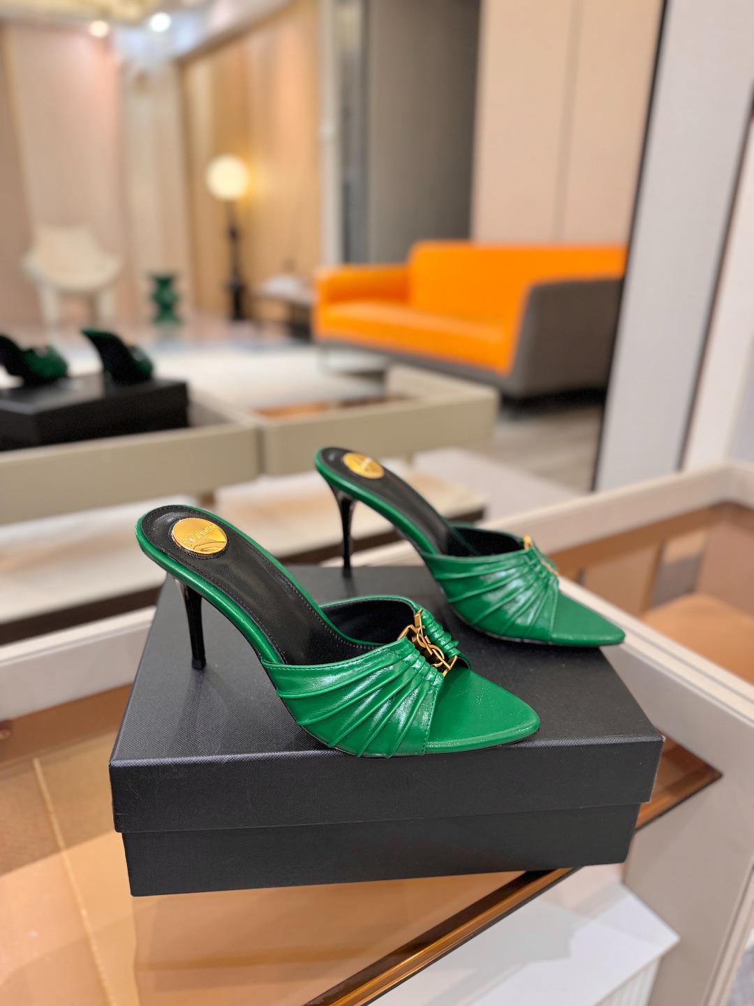 YSL「SAINT LAURENT*」 夏季新品 尖头优雅大气高跟拖鞋 —————————— 尖头设计拉长腿部线条, YSL「SAINT LAURENT*」 夏季新品 尖头优雅大气高跟拖鞋 —————————— 尖头设计拉长腿部线条,