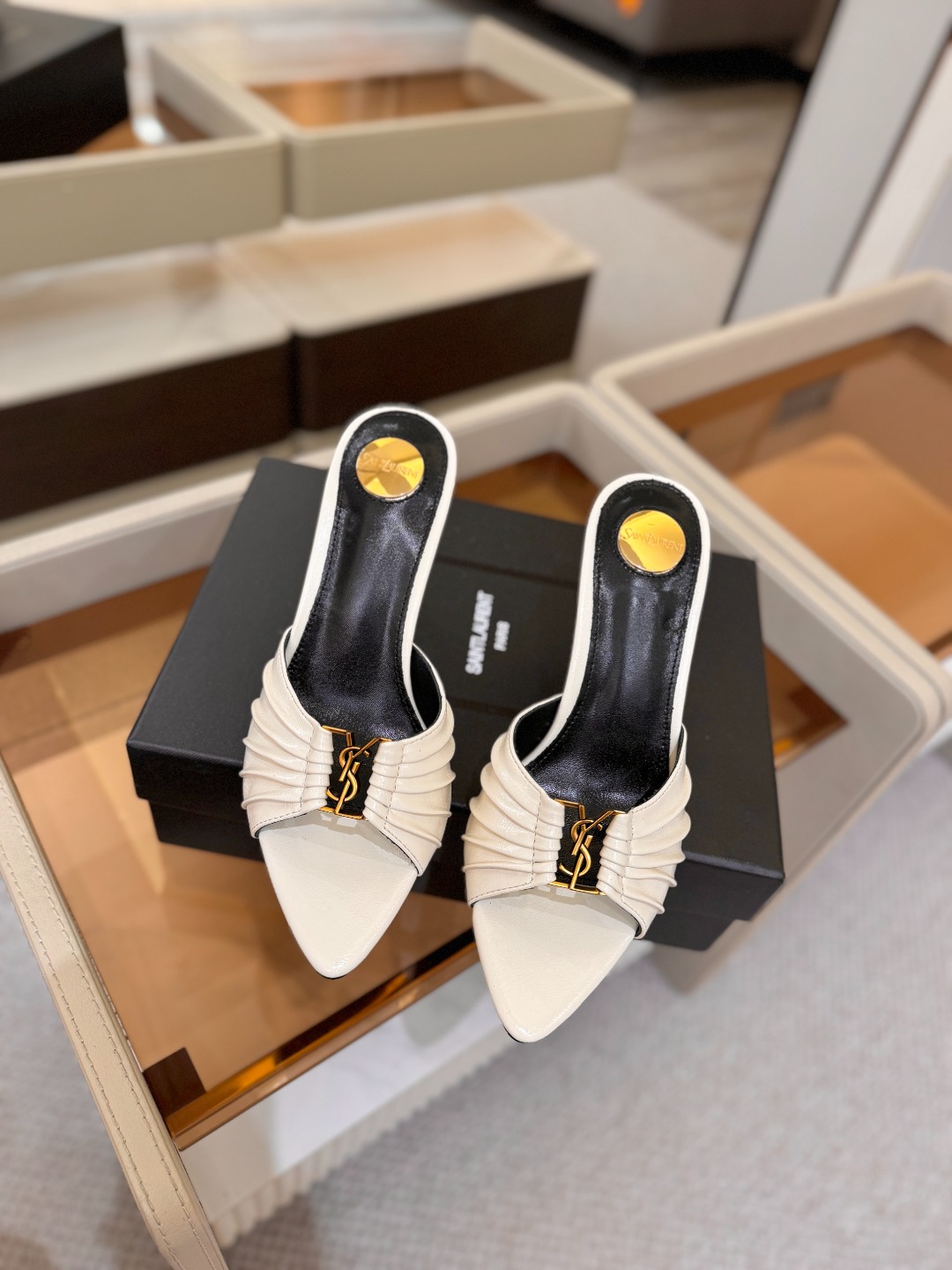 YSL「SAINT LAURENT*」 夏季新品 尖头优雅大气高跟拖鞋 —————————— 尖头设计拉长腿部线条, YSL「SAINT LAURENT*」 夏季新品 尖头优雅大气高跟拖鞋 —————————— 尖头设计拉长腿部线条,