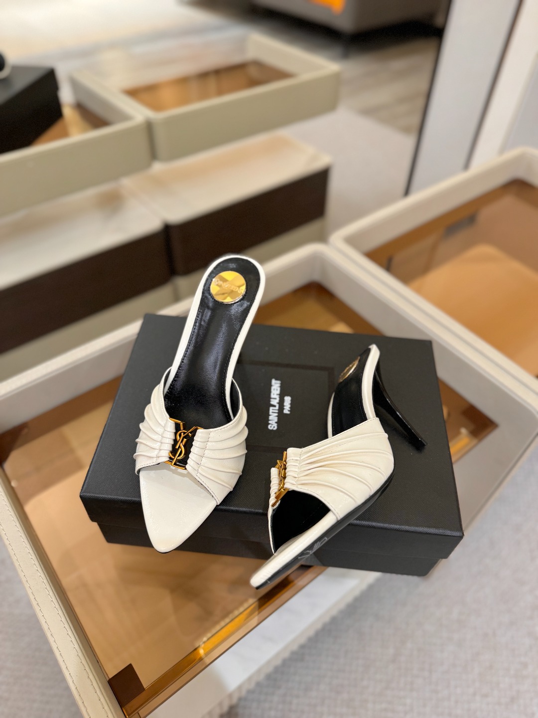 YSL「SAINT LAURENT*」 夏季新品 尖头优雅大气高跟拖鞋 —————————— 尖头设计拉长腿部线条, YSL「SAINT LAURENT*」 夏季新品 尖头优雅大气高跟拖鞋 —————————— 尖头设计拉长腿部线条,