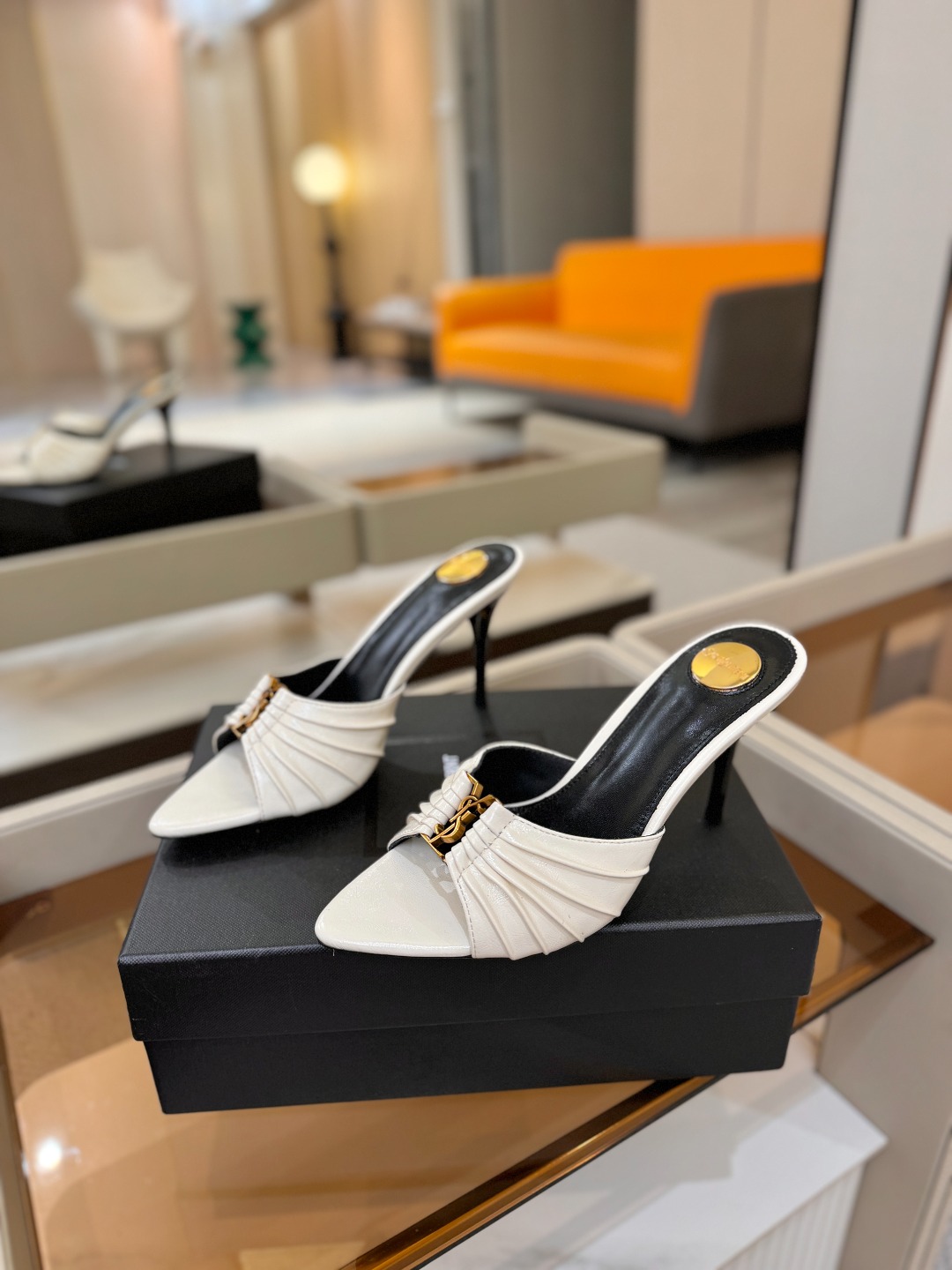 YSL「SAINT LAURENT*」 夏季新品 尖头优雅大气高跟拖鞋 —————————— 尖头设计拉长腿部线条, YSL「SAINT LAURENT*」 夏季新品 尖头优雅大气高跟拖鞋 —————————— 尖头设计拉长腿部线条,