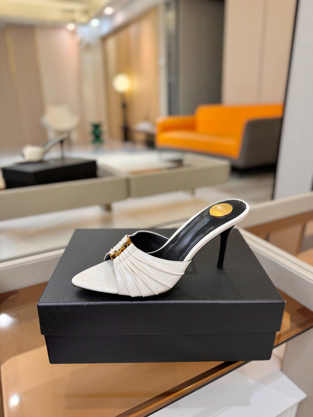 YSL「SAINT LAURENT*」  夏季新品 尖头优雅大气高跟拖鞋 ——————————  尖头设计拉长腿部线条，